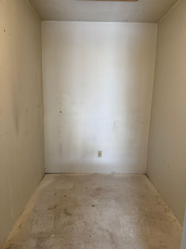 Building Photo - Spacious 2BR unit convenient to Guilford C...