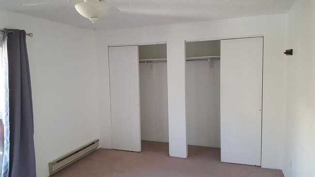 Building Photo - Charming Golden Townhome!