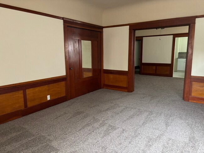 Building Photo - 33 E Alder St