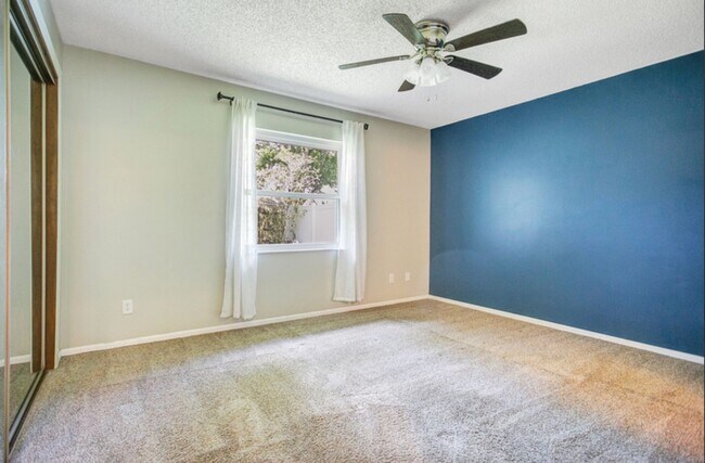 Building Photo - 137 Peppertree Dr