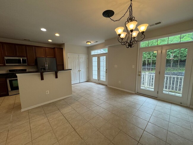 Building Photo - Fantastic 3 Bed 2.5 Bath Brick Townhome In...