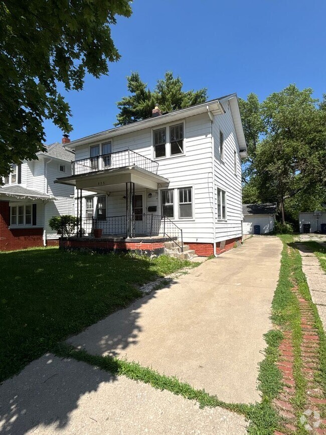 Building Photo - Spacious 3 Bedroom with Detached Garage Lo...