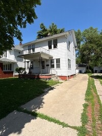 Building Photo - Spacious 3 Bedroom with Detached Garage Lo...