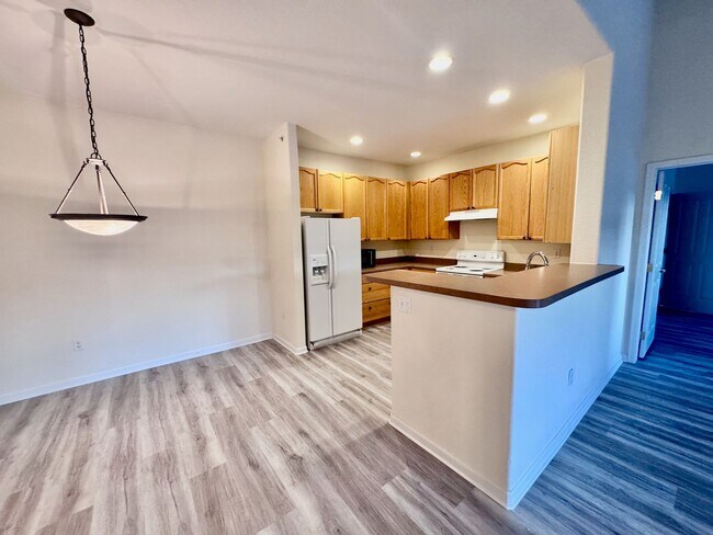 Building Photo - SW Littleton Top Floor Condo with Mountain Views!