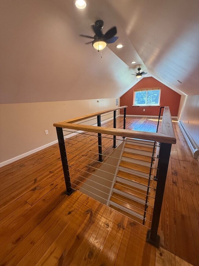 Building Photo - 3 Bedroom House With Large Yard and 2 Bath...