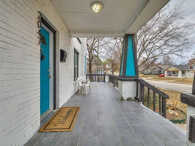Building Photo - Updated Midtown Bungalow Near Mother Road Market