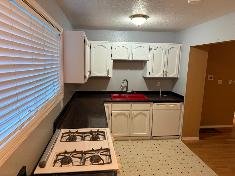 Building Photo - 17609 SE Stark St