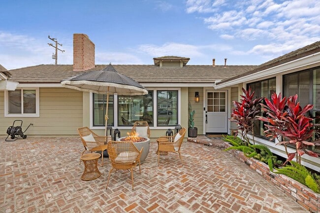 Building Photo - Beautifully Remodeled Rossmoor Home in a P...