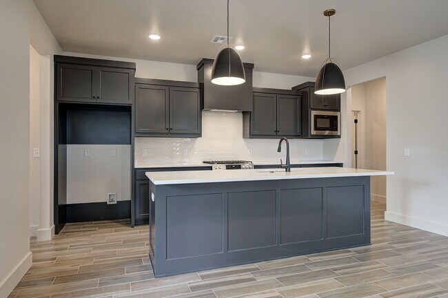 Building Photo - 6101 Kinnick Dr