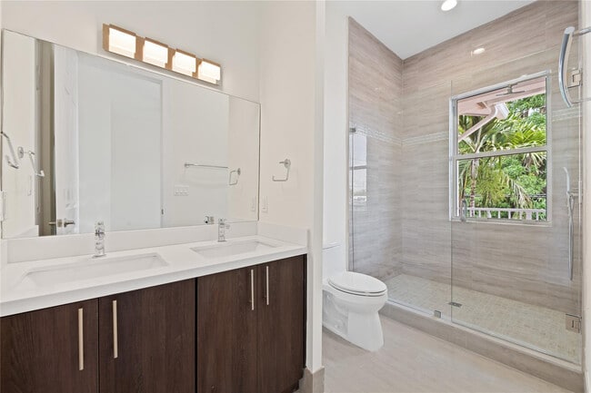 Building Photo - 1434 SW 4th Ave