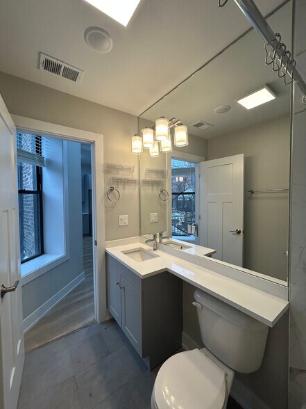 Building Photo - 423 W Belden Ave