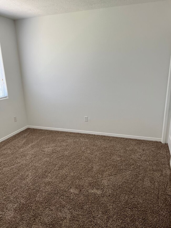 Building Photo - Refreshed 2 bedroom 1.5 bathroom townhome ...