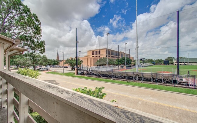 Building Photo - 823 S Ripple Creek Dr