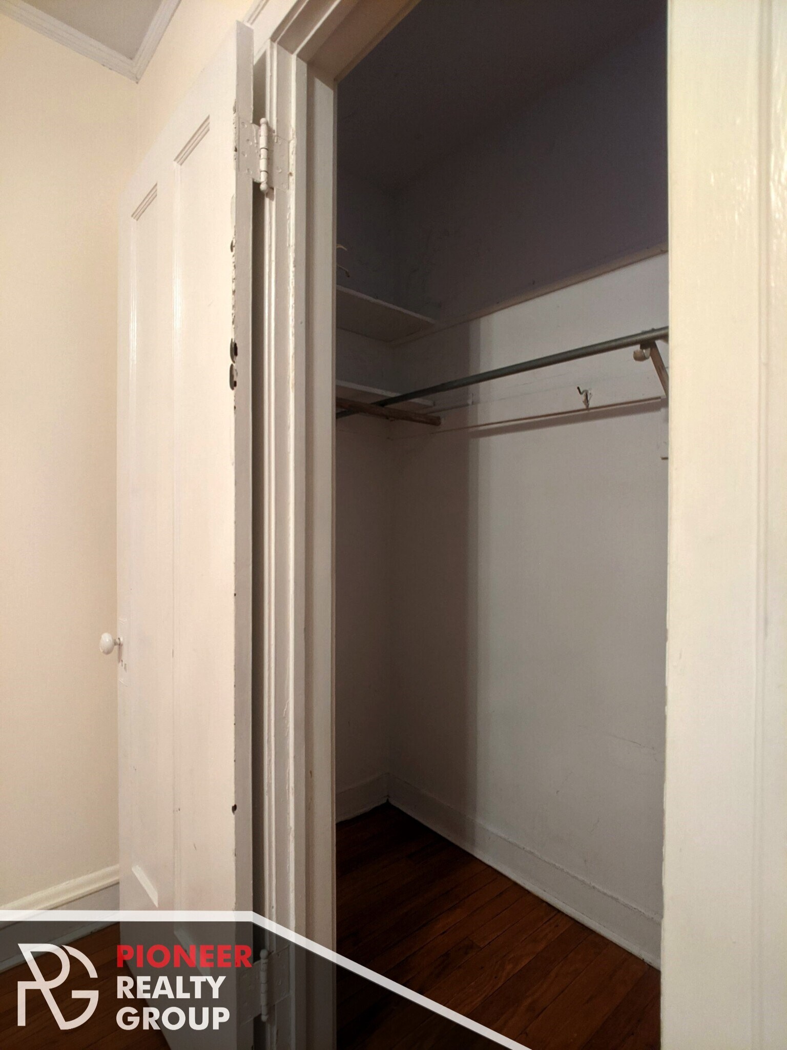 Building Photo - 1129 W Oakdale Ave