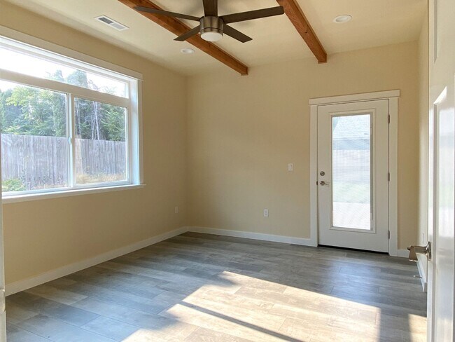 Building Photo - 332 Lolly Ln