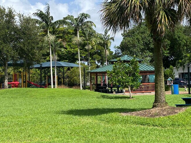 Building Photo - Private Fort Lauderdale FURNISHED 1/1 Avai...