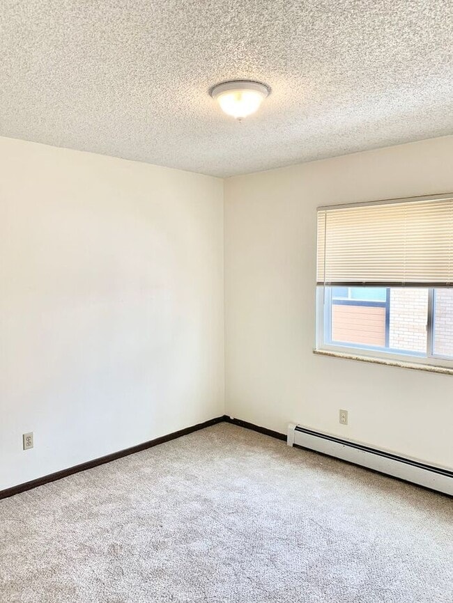 Building Photo - Large Two-Bedroom Apartment with Private H...