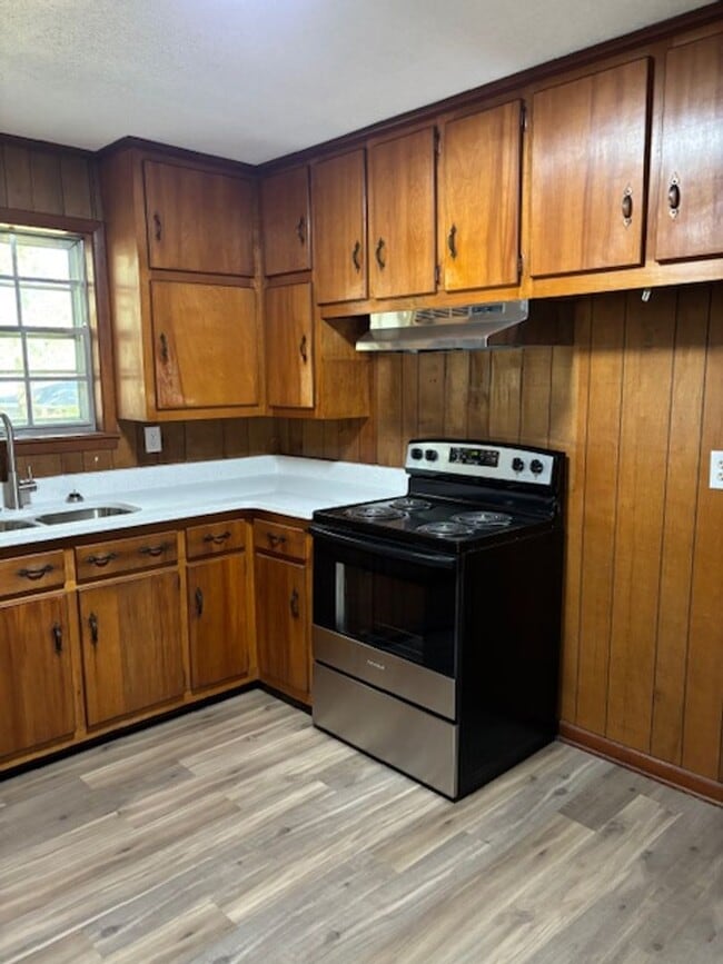 Building Photo - Renovated 3 Bedroom 1 Bath Home for Rent!