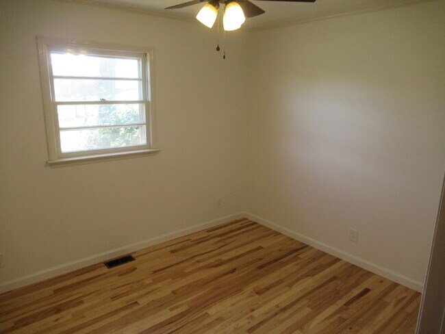 Building Photo - Charming 3-Bedroom Brick Home for Rent on the West Side of Lincolnton!
