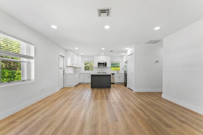 Building Photo - 632 Allen Ave