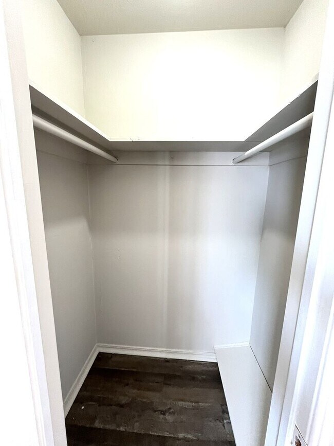 Building Photo - 2 Bedroom 1.5 Bath Apt at the Monterey Square Apts NW OKC