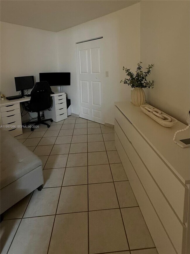 Building Photo - 9437 Fontainebleau Blvd