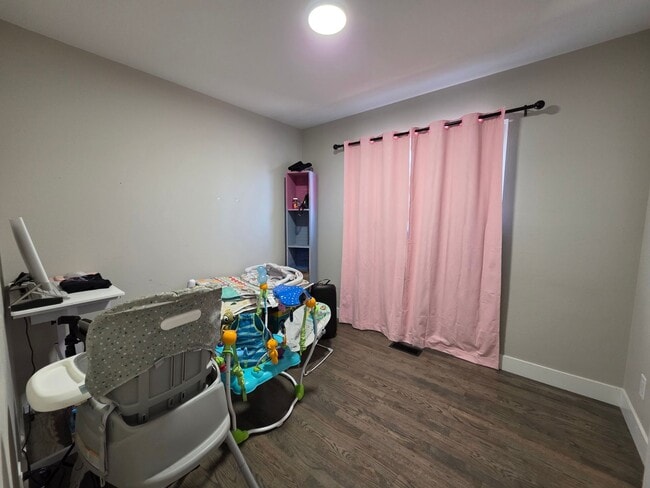 Building Photo - 5 Bed 2 bath Home near Fort Carson!!