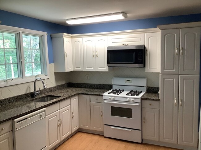 Building Photo - SPACIOUS SINGLE FAMILY HOME FOR RENT