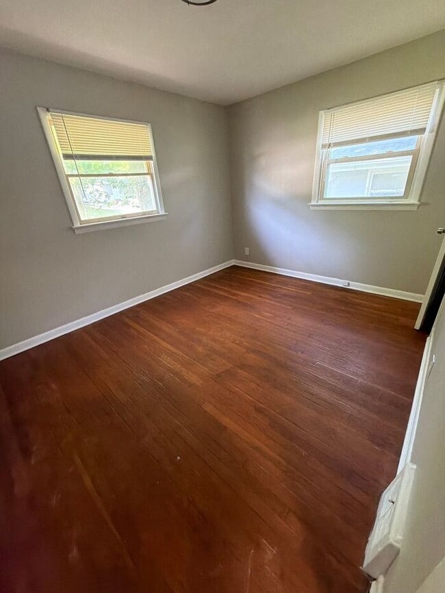 Building Photo - Beautiful 3 Bed 1 Bath For Rent!