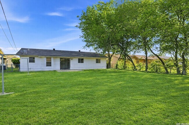 Building Photo - 4606 Hollyspring Dr