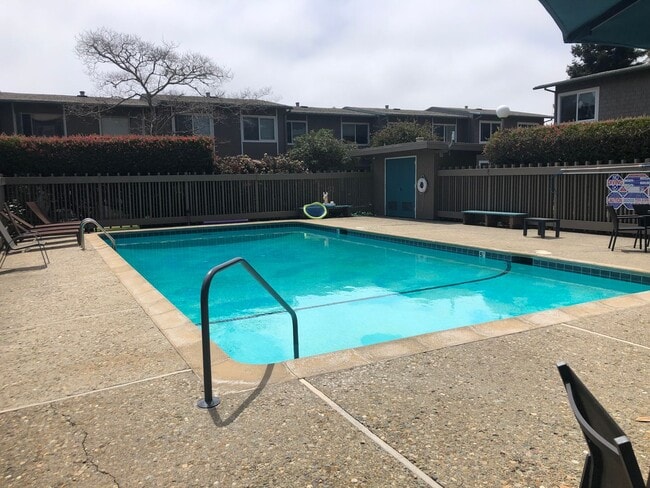 Building Photo - 3 Bed/ 2 Bathroom House in Santa Cruz
