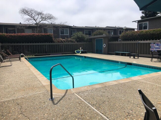 Building Photo - 3 Bed/ 2 Bathroom Town House in Santa Cruz