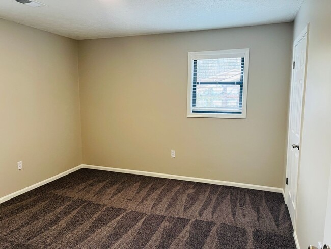 Building Photo - 1075 Eastview Rd NE