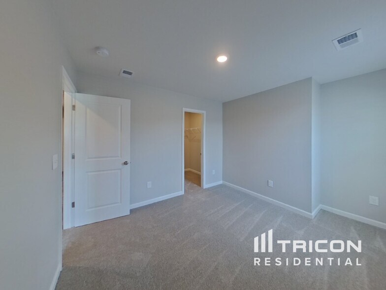 Building Photo - 575 Wooden Duck St