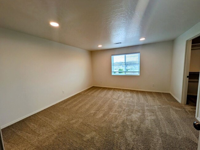 Building Photo - New Townhome for Rent in Southridge Area