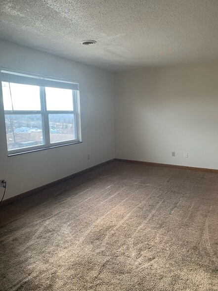 Building Photo - 1050 Plaza Ct N