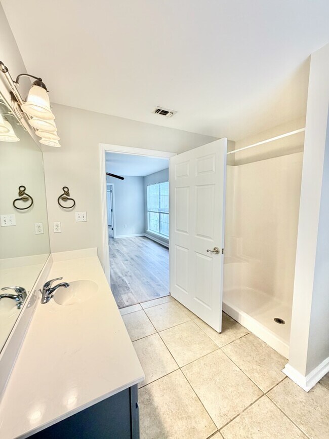 Building Photo - 81 Lake Front Dr