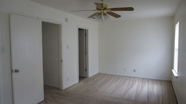 Building Photo - 1400 Chips Dr