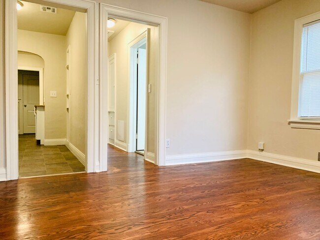 Building Photo - Large 1BD 1BA Apartment with Bonus Area Located in Historic Miller Neighborhood!!
