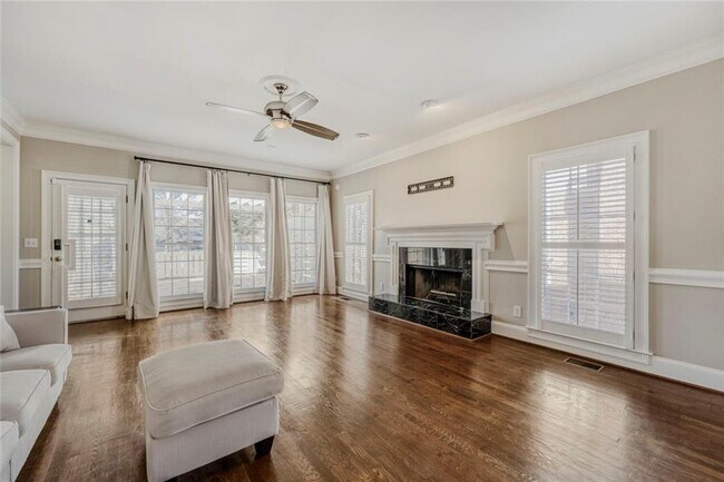 Building Photo - 1111 Lake Washington Dr NW