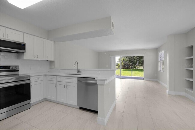 Building Photo - 13929 Fairway Island Dr