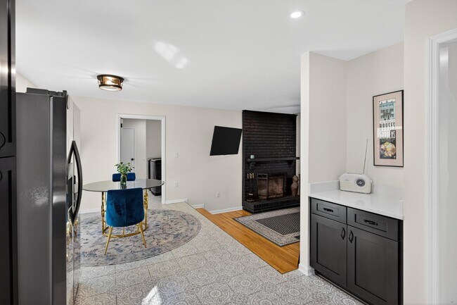 Building Photo - 8081 Kittery Ave