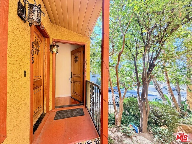 Building Photo - 605 1/2 Tularosa Dr