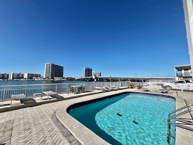 Building Photo - 2016 Bay Dr