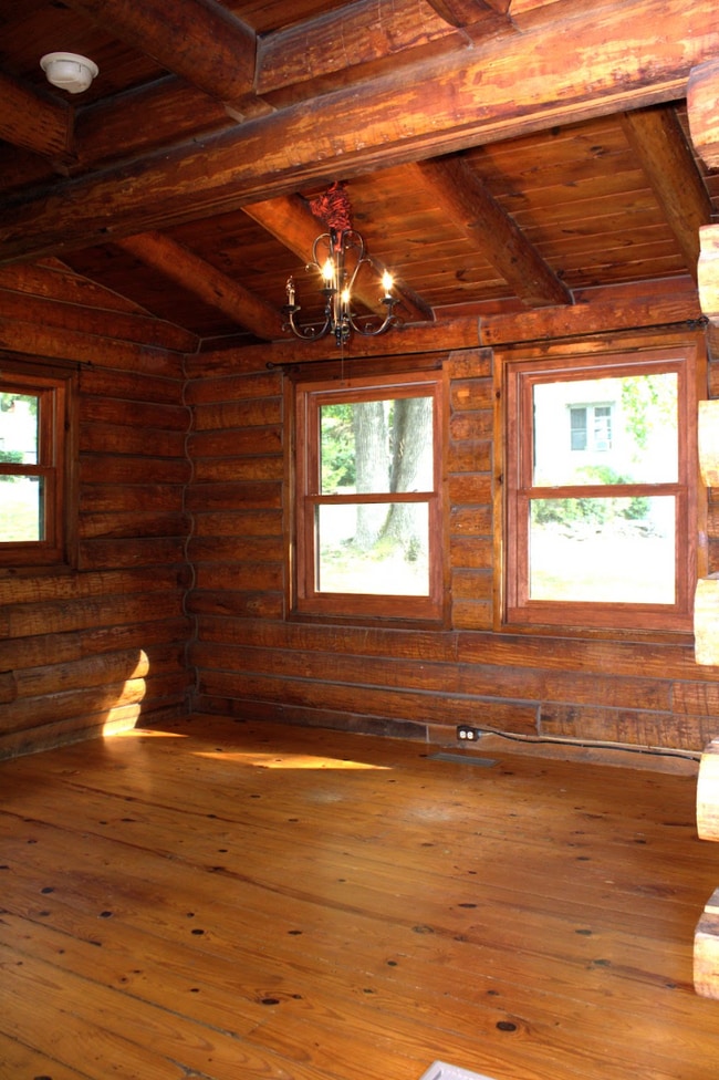 Building Photo - 3 Bedroom 2 bathroom with bonus room log cabin