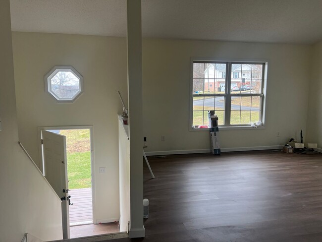 Building Photo - 3 bedroom / 2 bath + den located in Jonesb...