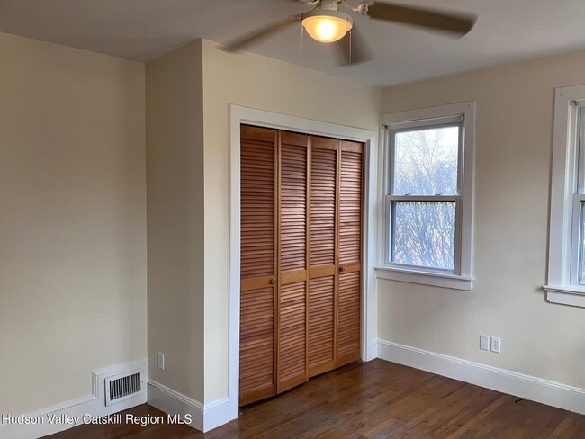 Building Photo - 274 N Rd