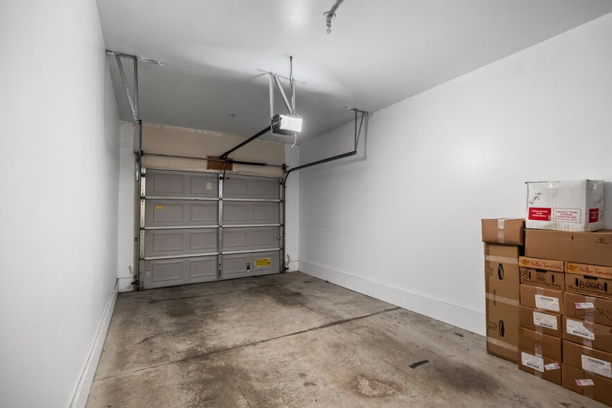 Building Photo - 17200 Addington Dr