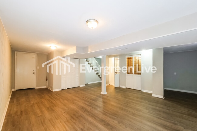 Building Photo - 1109 NE 9th St