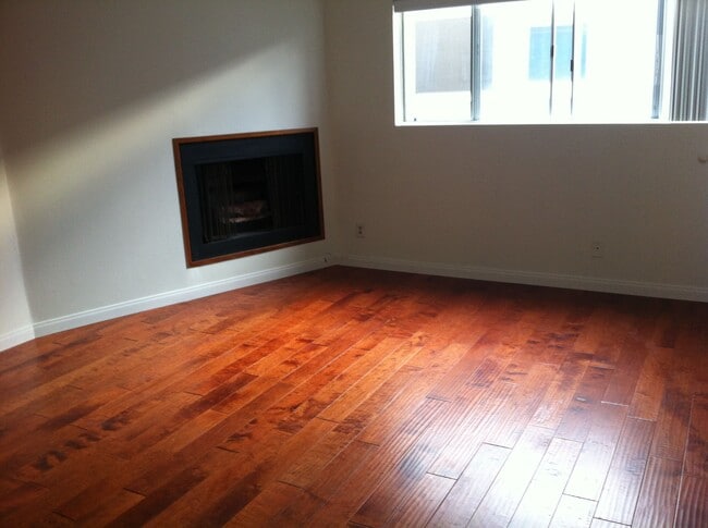 Living room - 32 18th Ave
